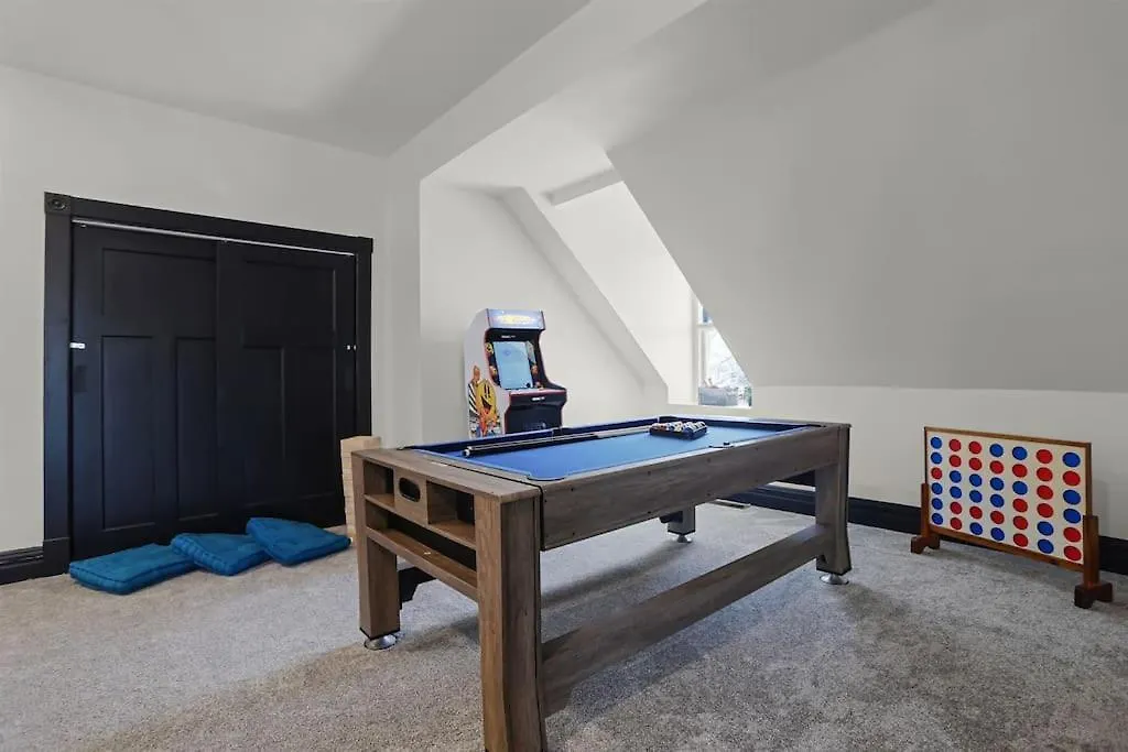 Jefferson Avenue- Large St Louis Home Game Room & Walkable Location Saint Louis